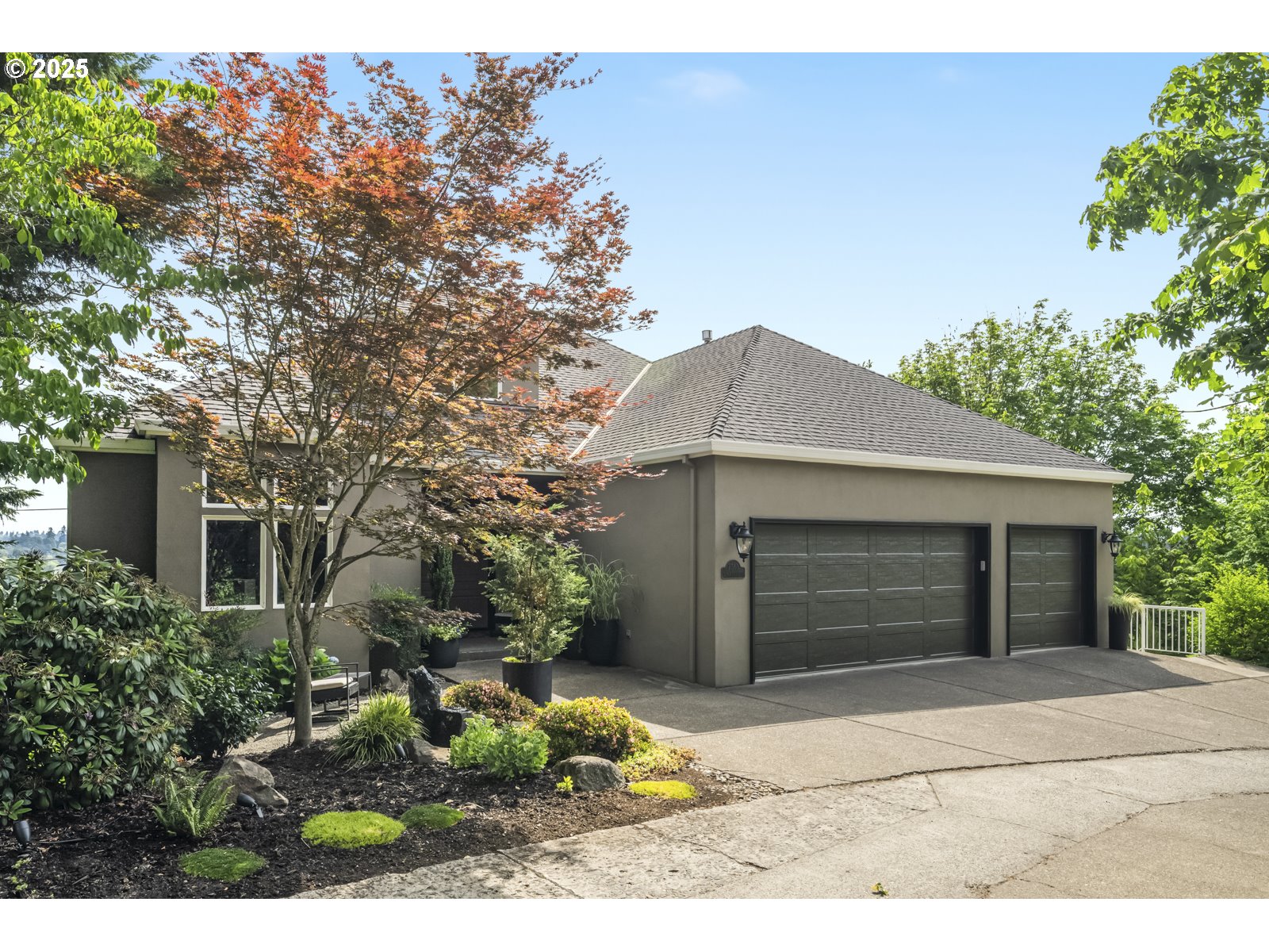 Home for sale at 7568 S Laview Dr, Portland, OR 97219